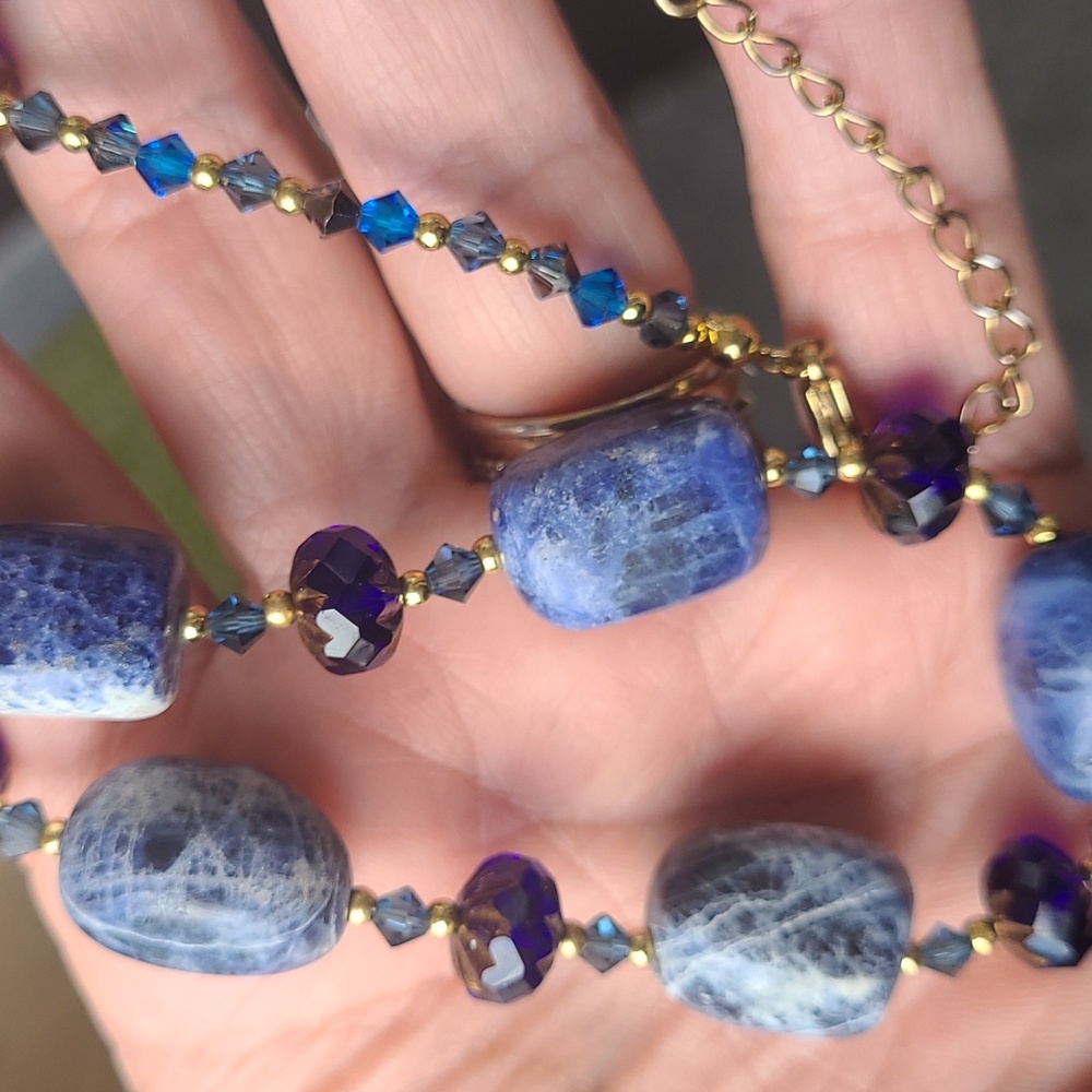 VINTAGE BLUE AND PURPLE CRYSTAL  AND POLISHED ROCK LOOKING STONES.GREAT/CONDTION